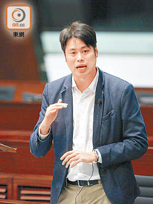 何俊賢建議成立小隊優先處理部門遺漏的垃圾問題，及後亦應研究成立新部門處理。