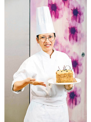 趙嘉雯獲五星級酒店聘請為初級包餅師。（受訪者提供）