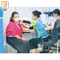 律政司司長鄭若驊昨接種第二劑新冠疫苗。