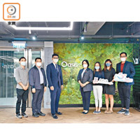 文頴怡主席（右四)、譚鎮國副主席（左三）、行政總監蘇祐安（左二）與年輕創業者於「The Oasis」青年共享空間的大合照。
