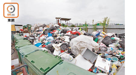 本港不少鄉村的垃圾收集箱經常被「塞爆」。