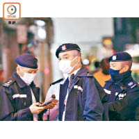 西九龍總區警察機動部隊警司高振邦（中）到場指揮。（袁以諾攝）