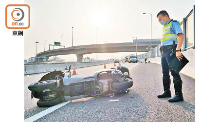 涉事電單車橫擱路中。（余宏基攝）