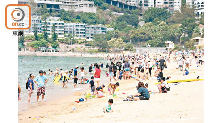 淺水灣：市民趁假期到沙灘玩樂。（葉子健攝）