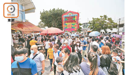 摩肩接踵的人潮擠滿長洲主要道路。（李華輝攝）