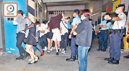 新蒲崗：警方日前在新蒲崗五芳街31號一工廈拘捕4名負責人及票控115人。