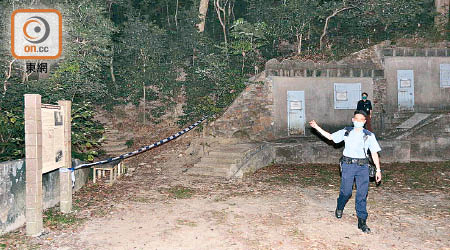 警員將一段行山徑封閉。（袁以諾攝）