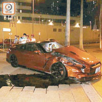 涉事跑車右邊車頭毀爛並漏出偈油。（余宏基攝）