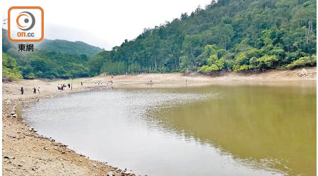 流水響水塘開始乾涸。（趙瑞麟攝）