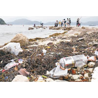 橋咀島：橋咀島上石灘有膠樽等不少垃圾。