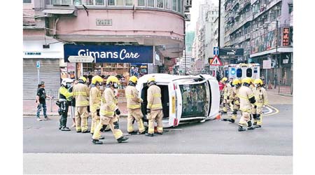 消防到場為涉事車輛進行救援。