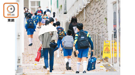 北角：華仁小學昨早安排小三至小六生回校上課。（李志湧攝）