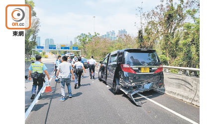 七人車疑被追撞，車尾泵把損毀。（張世洋攝）