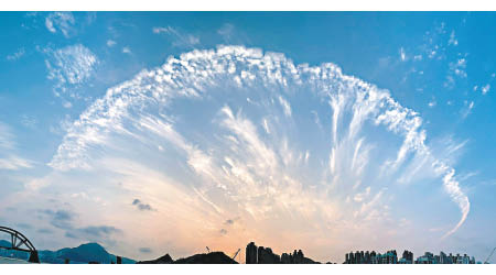 前日於日出康城出現「孔雀開屏」的畫面。