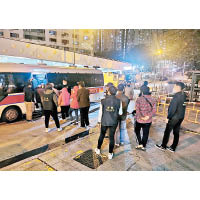 荃灣：梨木樹邨街頭聚賭人士由警員押走。