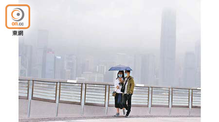 本港周四開始將一連四日下雨，市民需帶備雨傘出門。