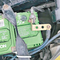 一輛私家車懷疑加裝電池地線，可能會構成危險。
