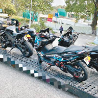 涉及非法改裝電單車被警方拖走扣查。