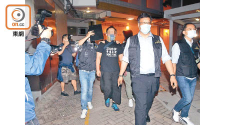 馬鞍山：關員在頌安邨將一名年約30歲男子（右三）帶走。（何子輝攝）