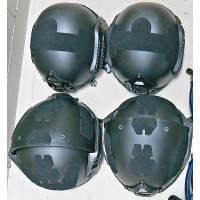 案中檢獲一批戰術頭盔。