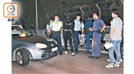 葵涌：警方押解被捕迷幻司機搜車。（何子輝攝）