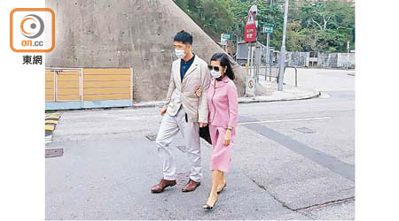 黎智英妻子李韻琴（右）及幼子黎順恩（左）昨晨到場探監。
