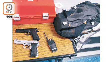 警方在被捕港台兼職記者的背囊搜出兩支仿製槍及一部對講機。