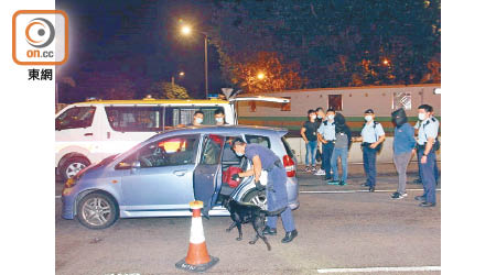 警犬奉召協助搜索。（楊日權攝）