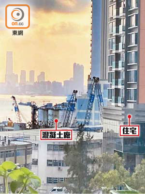 油塘混凝土廠兩間廠房與住宅樓宇非常接近，在旁更有正在施工的住宅地盤。