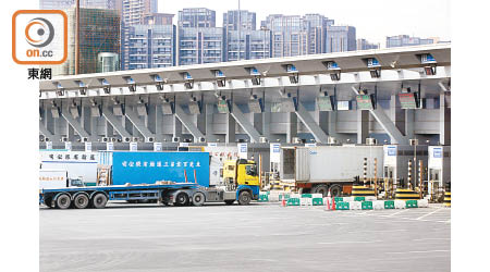 政府公布放寬跨境貨車司機檢測措施。