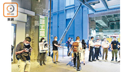 職工盟數名成員在港鐵元朗站外設街站。（梁裔楠攝）