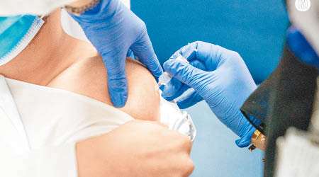本港再多兩人接種新冠疫苗後死亡，累計死亡個案達19宗。