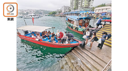 西貢新公眾碼頭：10數名乘客陸續登上白牌艇往西灣。
