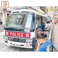 香港仔：涉案男女登上警車。