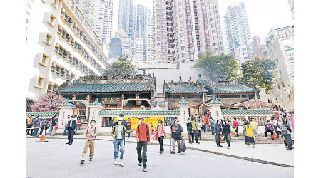 東華三院建議重建位於荷李活道的一所空置校舍為青年宿舍，項目鄰近文武廟。