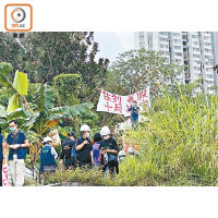 地政署人員及大批警員進入收地範圍。（曾志恒攝）