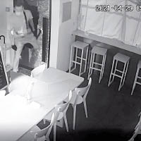 賊人打碎玻璃門後闖入咖啡店。