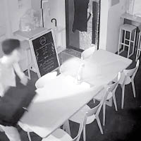 賊人闖入咖啡店後迅速抬走收銀機。