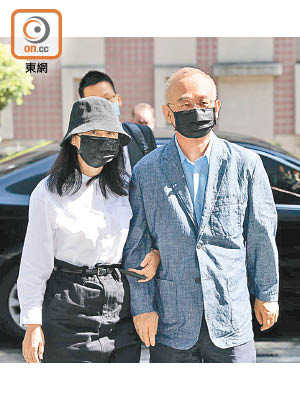 向心（右）與妻子（左）在台灣被控洗黑錢罪。