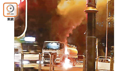 沙田大埔公路近鄉事會路，有運油車在燈位突然起火。