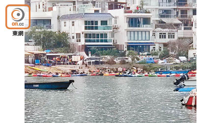 涉事水上活動店繼續營業，海面放有大批獨木舟。