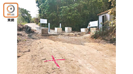 今年3月底，規劃署人員在違建道路以紅色膠紙畫下「十字」記號。