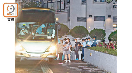 康怡花園居民陸續登上旅遊巴，送往強檢。