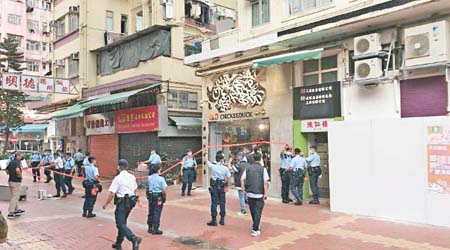 Chickeeduck荃灣分店被警方圍封搜查。（受訪者提供）
