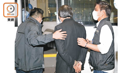 上海仔去年11月回港時被反鎖手銬帶上警車。