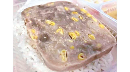 有網民透露，檢疫期間獲發粟米肉餅飯，但肉餅「堅硬無比」。