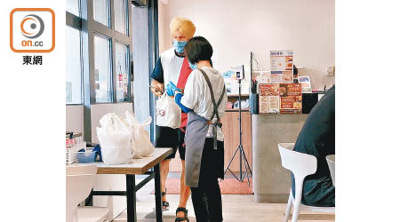 南亞外賣員透過工頭的訂單手機截圖到餐廳取餐。