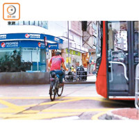 南亞外賣員於旺角道騎單車橫過4條行車線，並在巴士間穿梭。