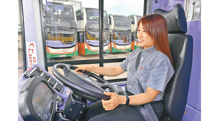 城巴車長劉家穎懷孕後，獲調職至顧客服務部。（受訪者提供）