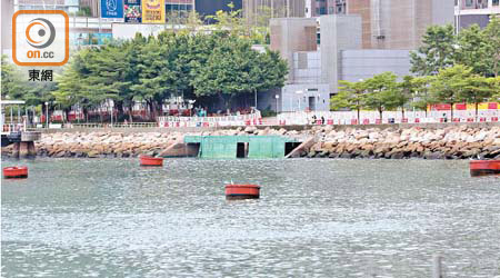 荃灣海濱「臭海」問題源自私人樓宇污水渠錯誤接駁至雨水收集系統，令污水流入大海。